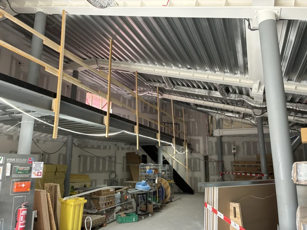 Interieur van een silo in aanbouw met staalconstructie en leidingwerk.