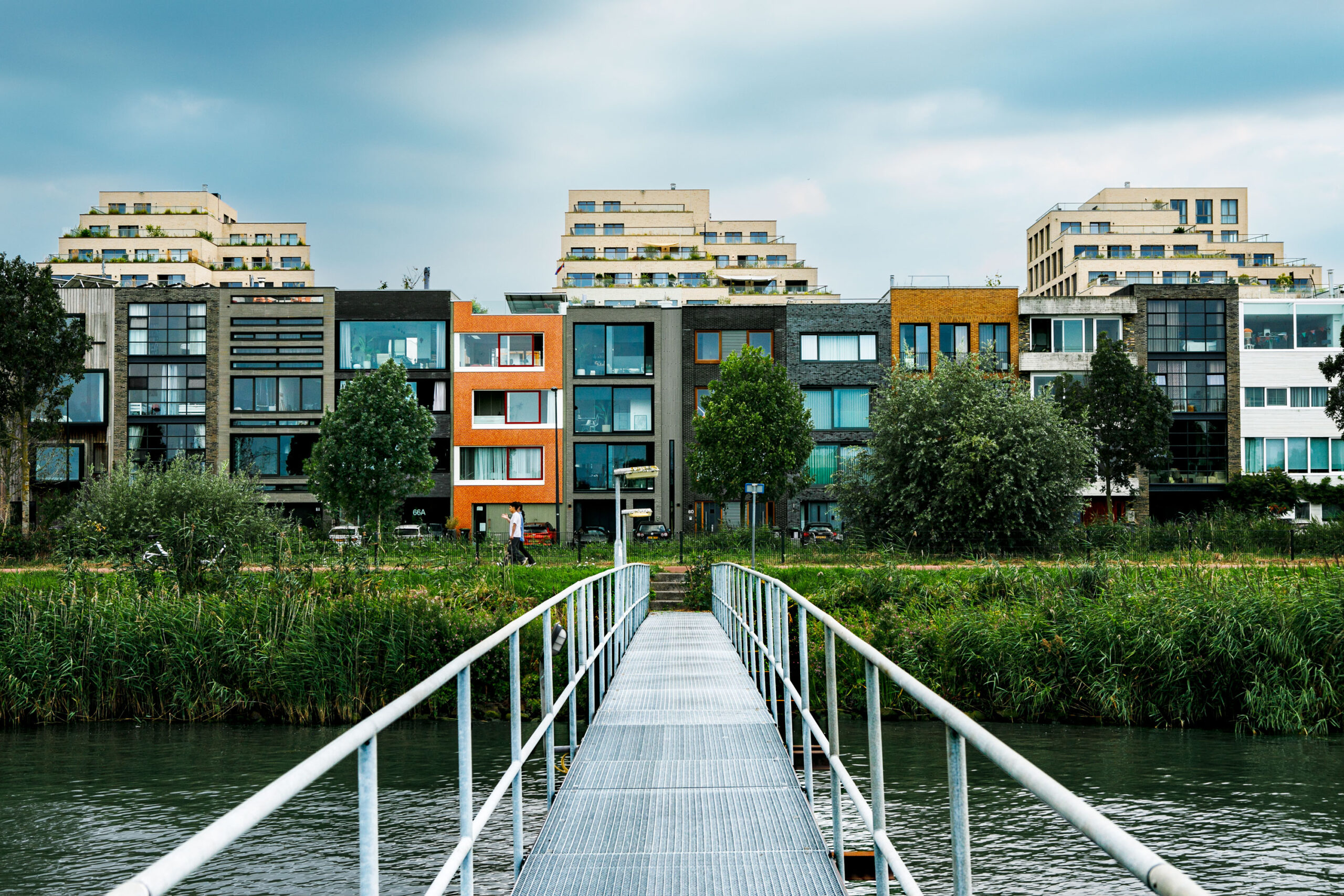 brug over het water waarbij je loopt richting woningen in amsterdam-oost